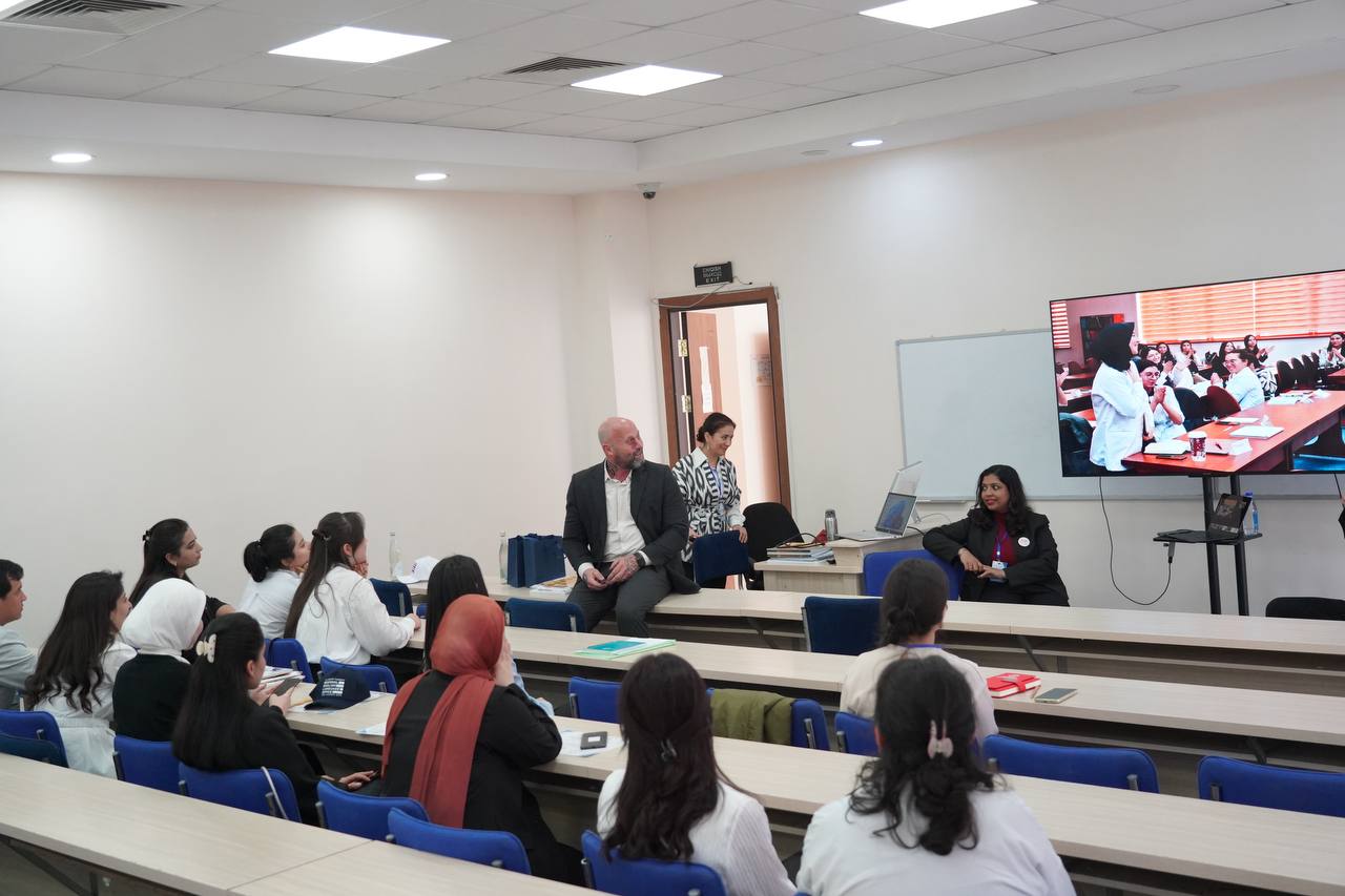 在题为“现代语言学中的全球化问题及其解决方案、语言政策与语言认同”的国际学术与实践会议框架内，组织了分组会议