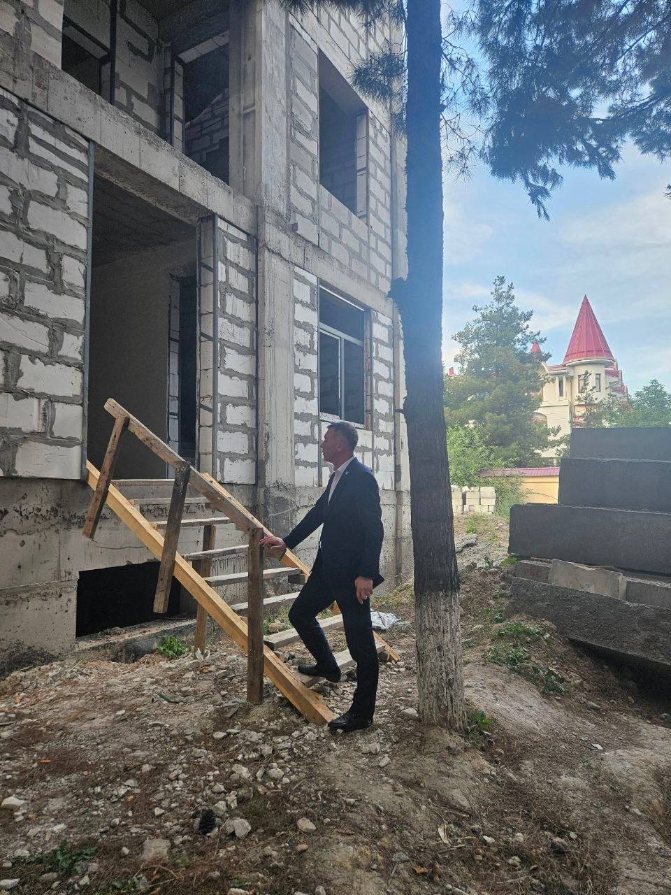 O‘zDJTU rektori yangi talabalar turar joyi qurilishi jarayonini ko‘zdan kechirdi